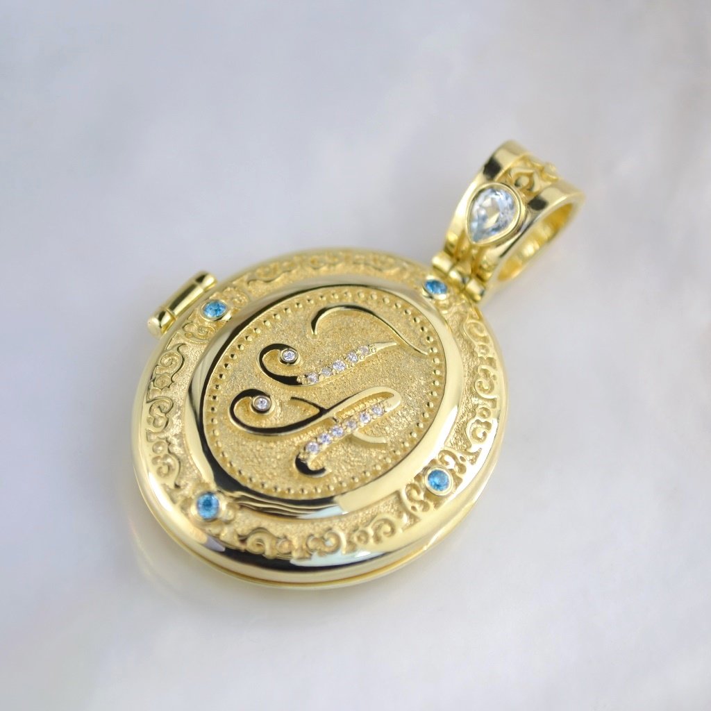 Открывающийся золотой медальон с фотографиями внутри, инициалами и драгоценными камнями (Вес: 17 гр.)