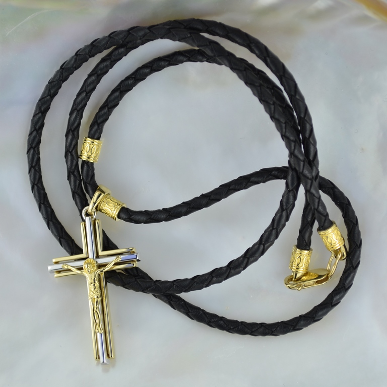 Золотой именной крест с гравировкой на кожаном плетёном шнурке с золотыми концевиками (Вес: 12,5 гр.)