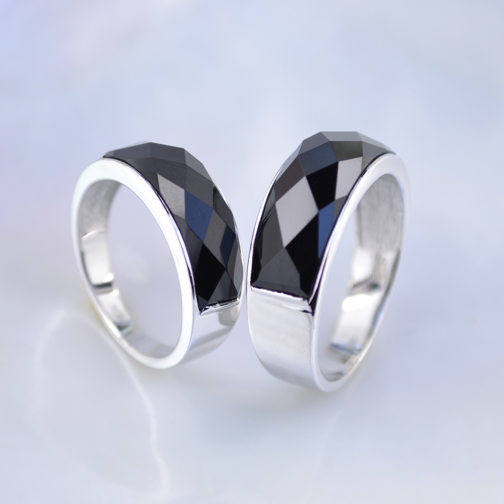 Обручальные кольца из белого золота с чёрным ониксом (Вес пары: 9,5 гр.)