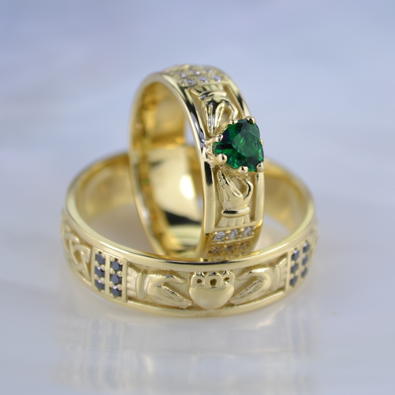 Кладдахские обручальные кольца из жёлтого золота с изумрудом сердце и бриллиантами (Вес пары: 15 гр.)