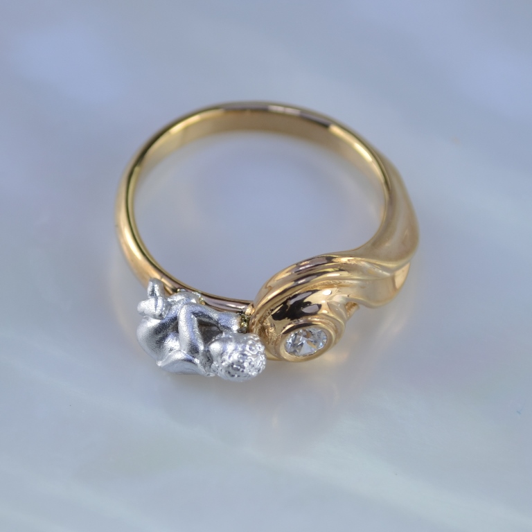 Кольцо в подарок для молодой мамы со спящим младенцем и крупным бриллиантом  (Вес: 5 гр.)