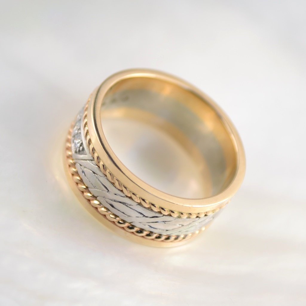 Золотое женское кольцо на заказ из красно-белого золота с бриллиантами и плетением (Вес: 8,5 гр.)