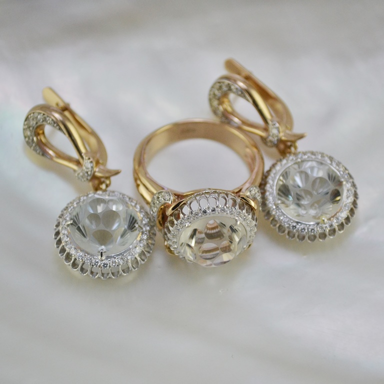 Гарнитур ювелирных украшений из золота с топазами и бриллиантами (Вес: 24 гр.)