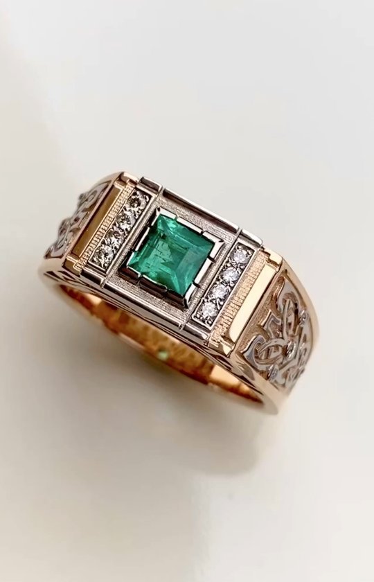  Мужское кольцо печатка из двух видов золота с крупным изумрудом и бриллиантами