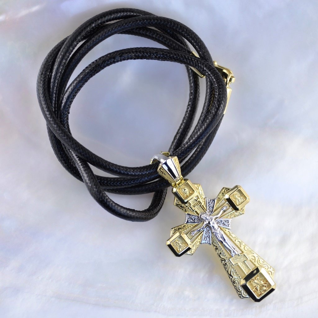 Нательный золотой крест с узором и распятием на шёлковом шнурке с золотыми концевиками (Вес: 21 гр.)