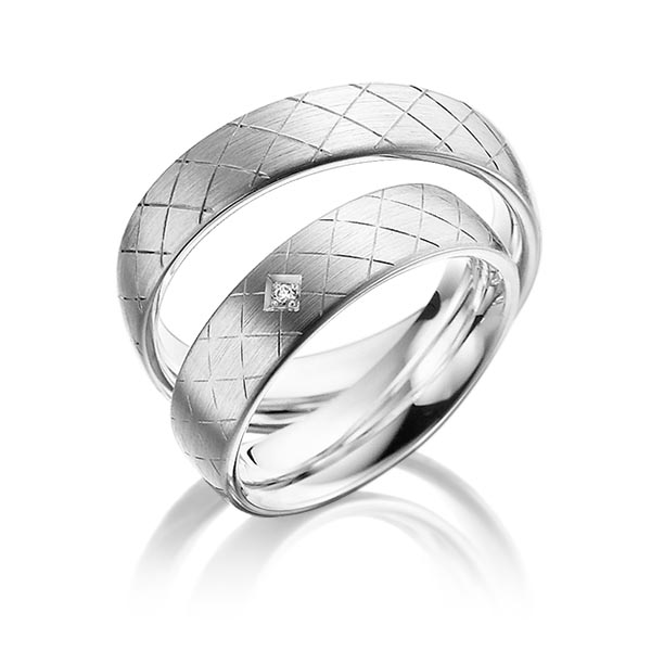 Широкие шероховатые платиновые обручальные кольца с сеткой и бриллиантом в женском кольце (Вес пары: 19 гр.)