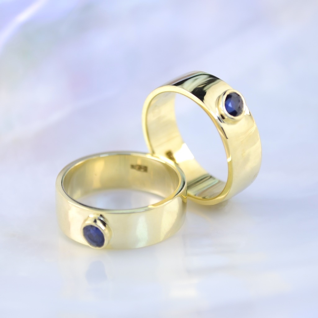 Классические обручальные кольца из жёлтого золота с сапфиром (Вес пары 16 гр.)