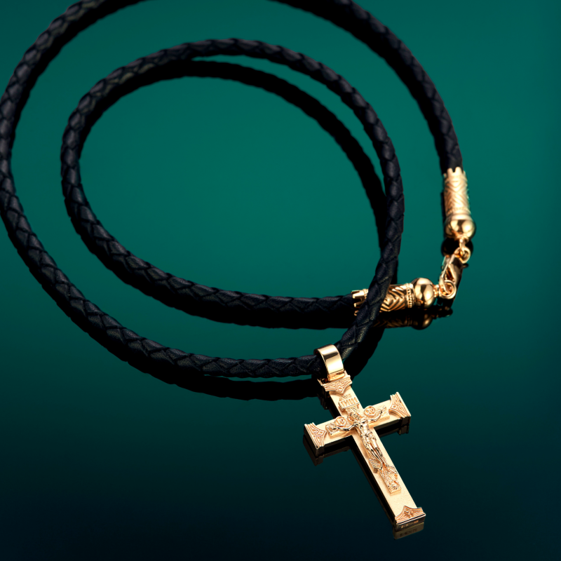 Нательный крест из золота на чёрном кожаном шнурке