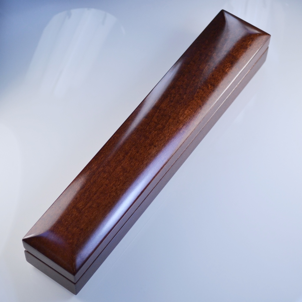 Подарочный деревянный футляр-пенал для цепочки или браслета