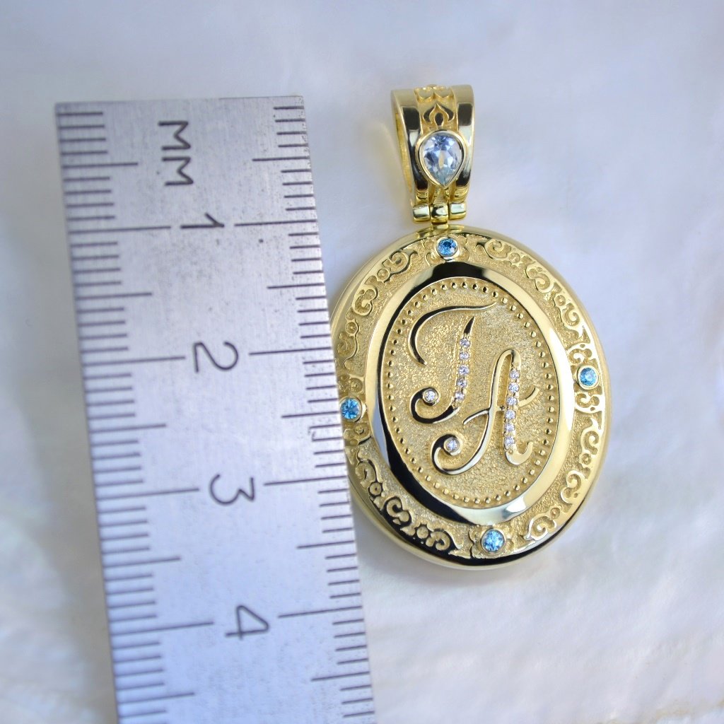 Открывающийся золотой медальон с фотографиями внутри, инициалами и драгоценными камнями (Вес: 17 гр.)