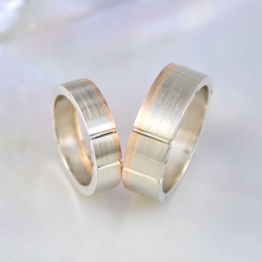 Матовые обручальные кольца из двух видов золота с бриллиантами, эмалью и римскими цифрами (Вес пары 12,5 гр.)