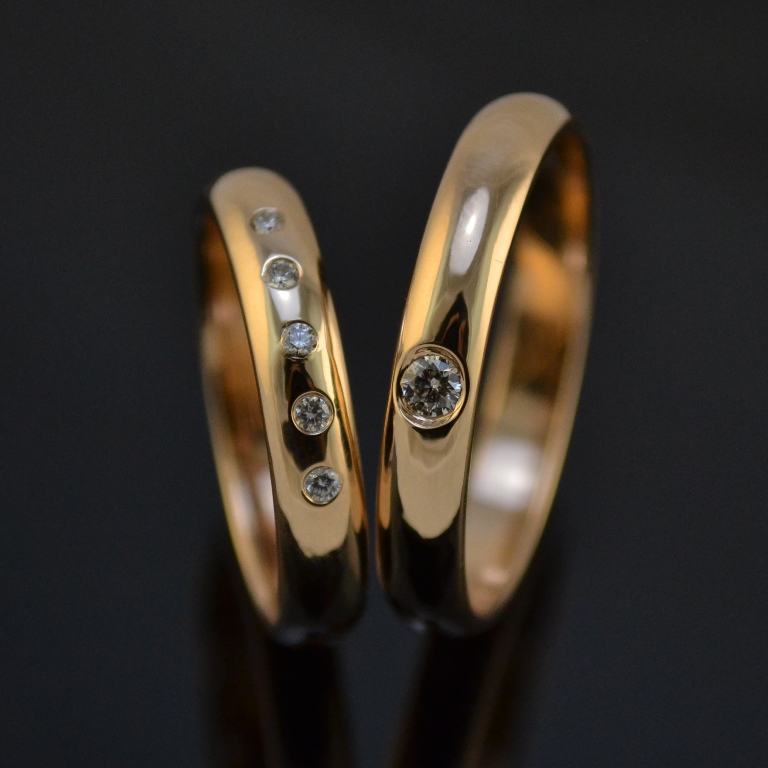 Гладкие классические обручальные кольца с бриллиантами (Вес пары: 15 гр.)