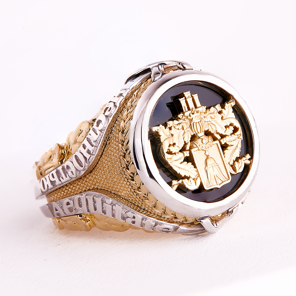 Мужское кольцо - печатка из золота с чёрным ониксом и семейным гербом (Вес: 27 гр.)