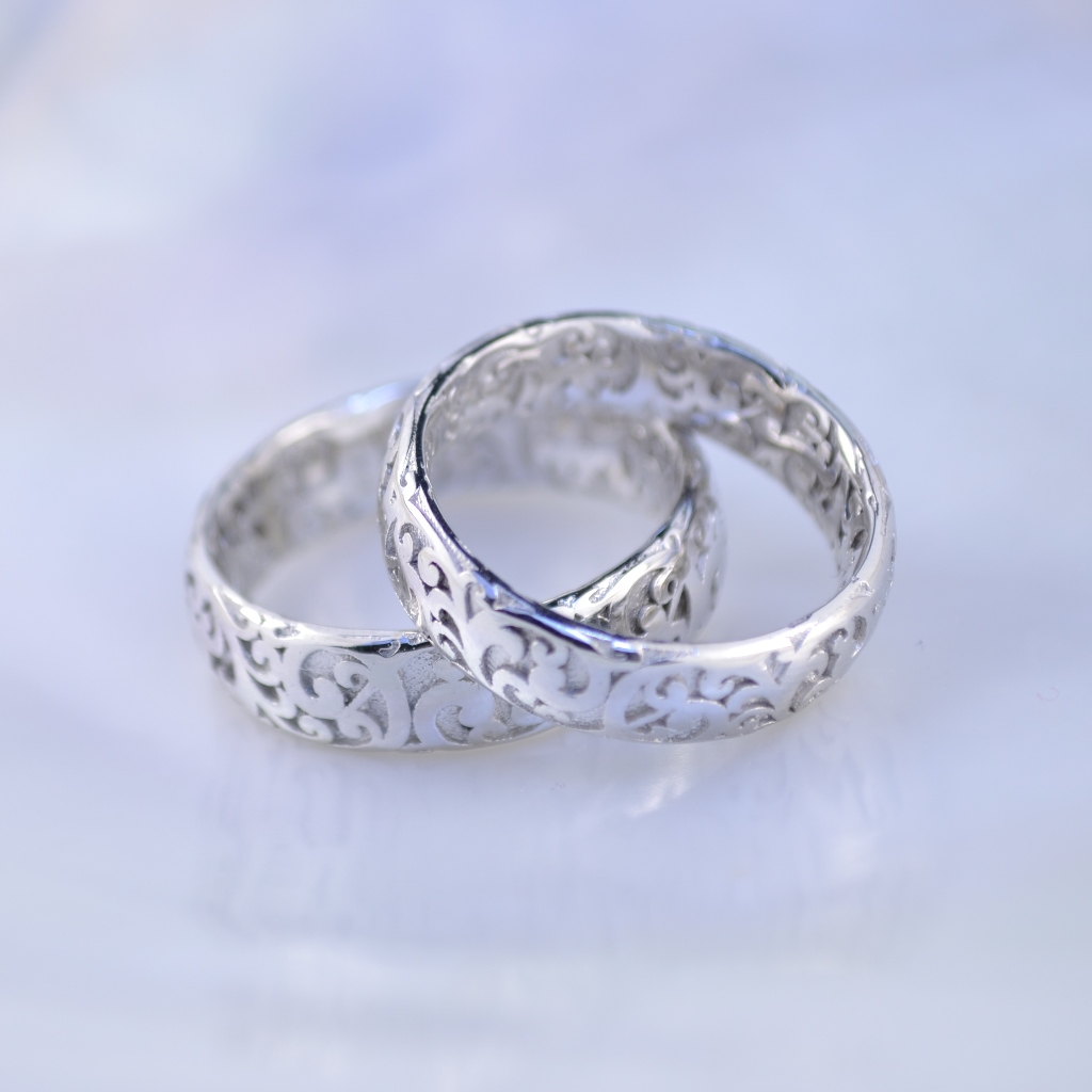 Обручальные кольца Венеция из белого золота с резным орнаментом (Вес пары: 14,5 гр.)