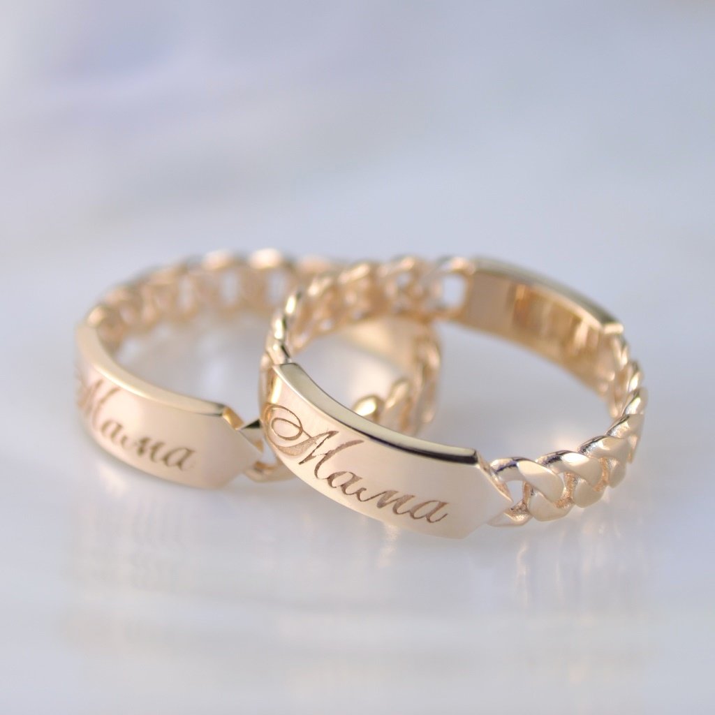 Женское золотое кольцо браслетного типа с гравировкой Мама и бриллиантом (Вес: 3 гр.)
