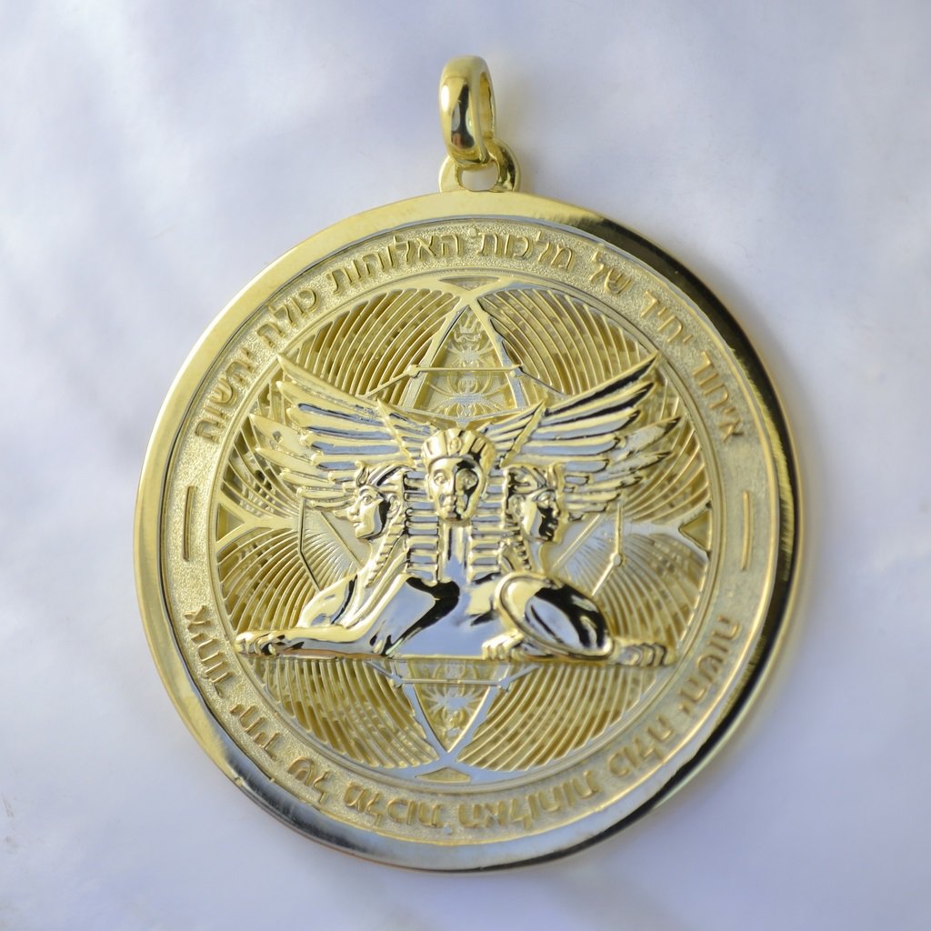 Золотая подвеска Сфинкс на заказ из жёлтого золота с изображением и гравировкой (Вес: 56 гр.)