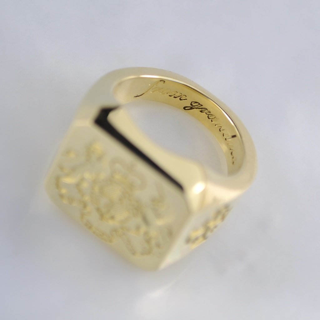 Мужское кольцо-печатка из жёлтого золота с эмблемой, крестами и гравировкой (Вес: 18,5 гр.)