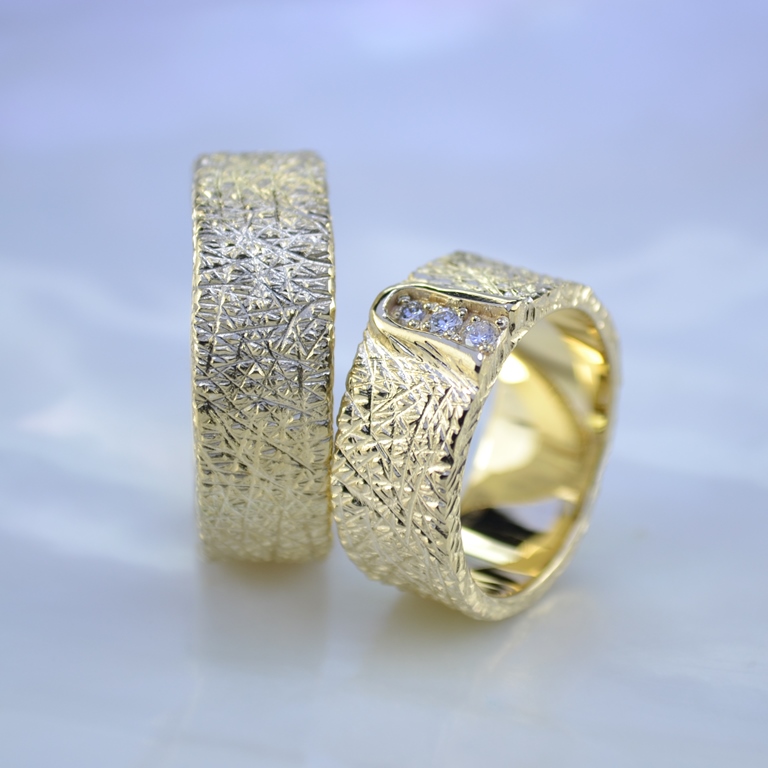 Необычное обручальное кольцо с шероховатой поверхностью из жёлтого золота с бриллиантами (Вес пары: 19 гр.)
