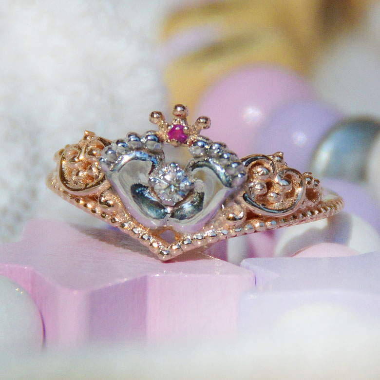 Кольцо в подарок жене на рождение дочки или сына с бриллиантом и рубином (Вес: 3,7 гр.)