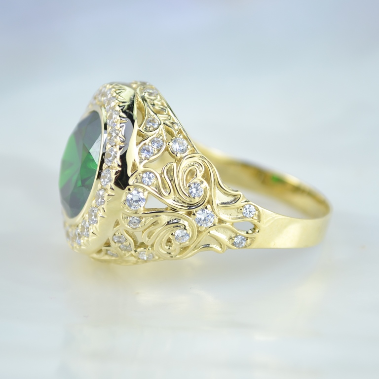 Эксклюзивный мужской перстень с крупным изумрудом и бриллиантами из жёлтого золота (Вес 12 гр.)