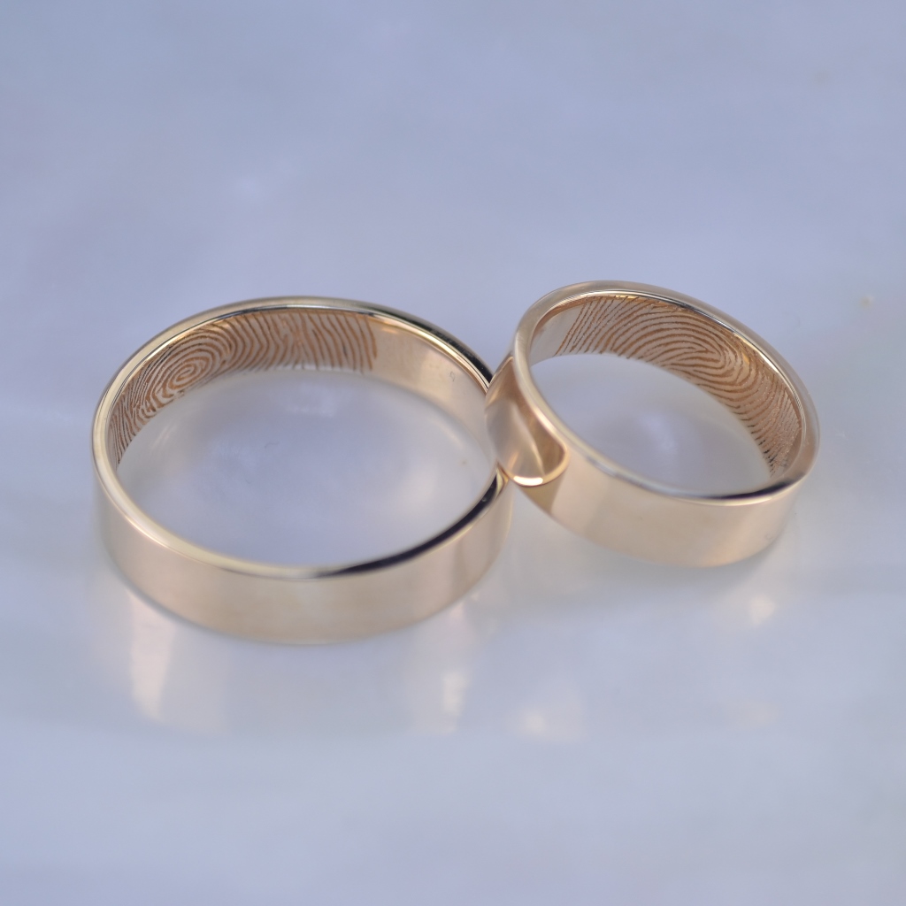 Классические обручальные кольца из красного золота с отпечатками пальцев внутри (Вес пары: 9,5 гр.)