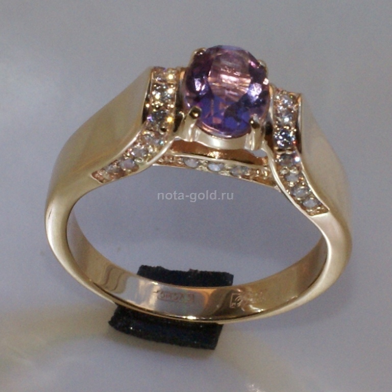 Ювелирная мастерская Nota-Gold изготовила женское кольцо из красного золота 585 пробы.