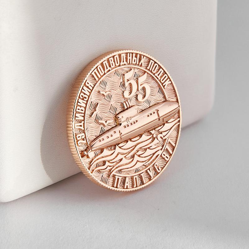 Сувенирная медаль монета Дяде Паше из золота с подводной лодкой и гравировкой