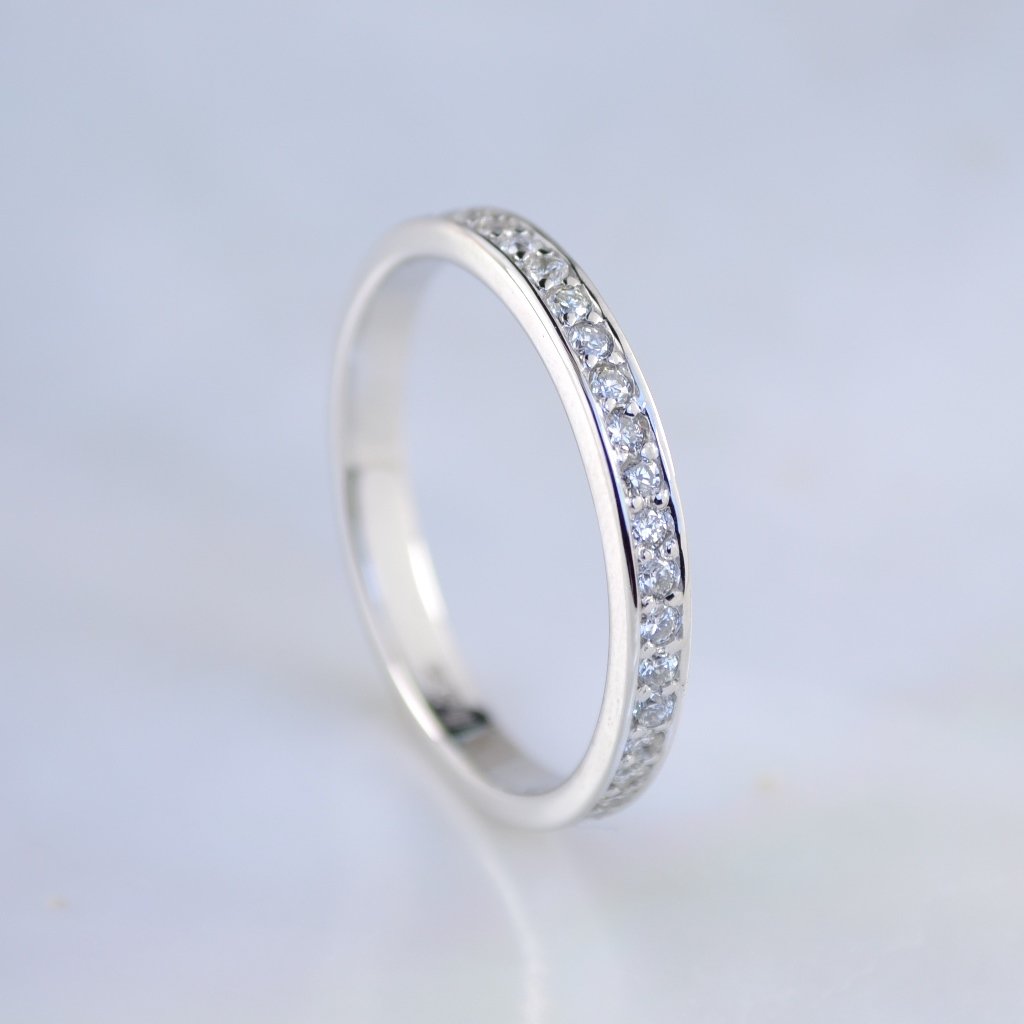Женское помолвочное кольцо из белого золота с бриллиантами по кругу (Вес: 2,5 гр.)
