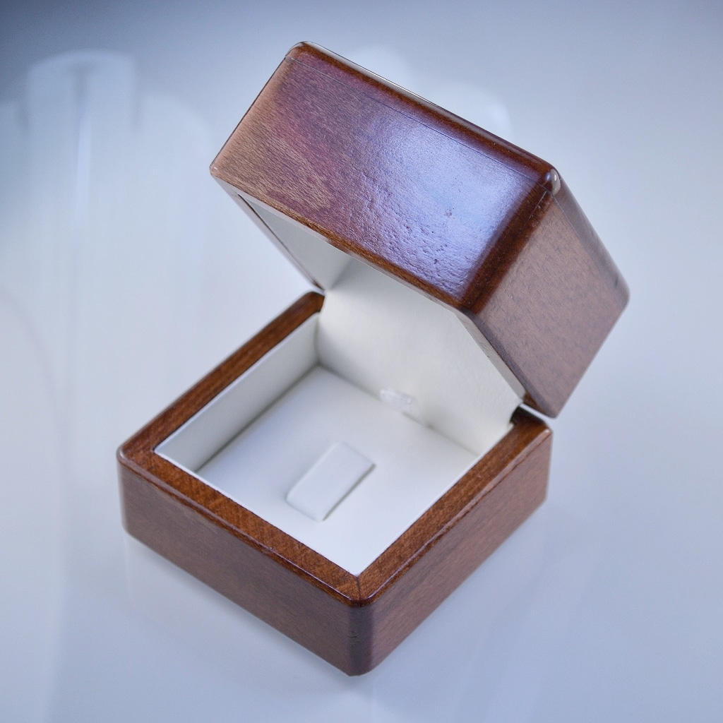 Стильная деревянная коробочка-футляр для кольца
