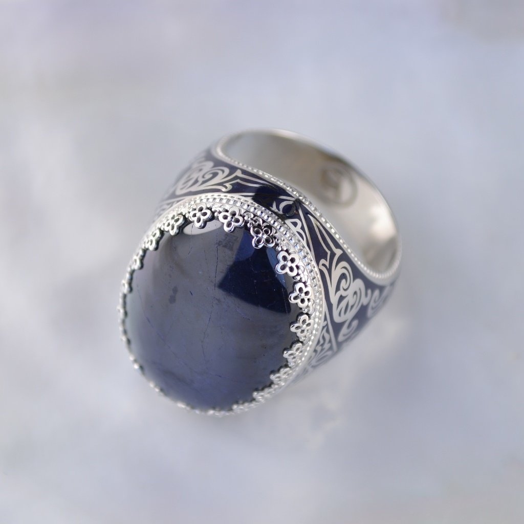 Эксклюзивный именной мужской перстень с крупным сапфиром, эмалью и инициалами (Вес: 24 гр.)