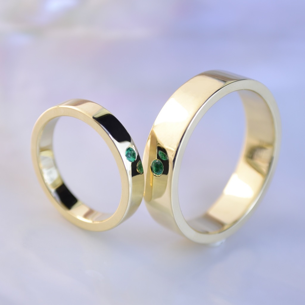 Классические обручальные кольца из жёлтого золота с изумрудами на заказ (Вес пары 14 гр.)
