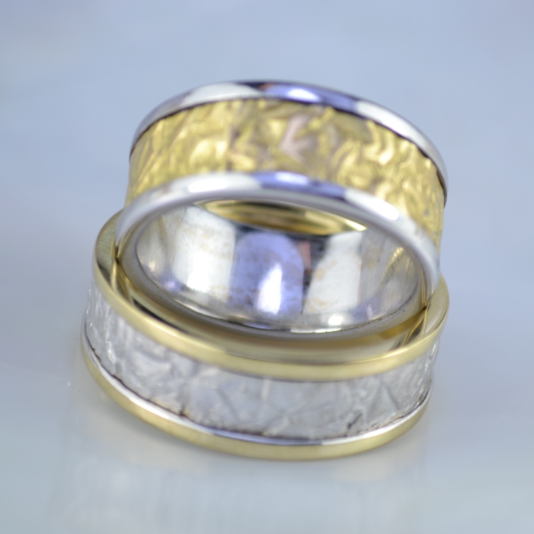 Оригинальные обручальные кольца с фактурой стилизованной под мятую бумагу (Вес пары:18 гр.)