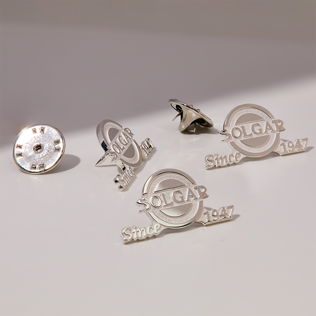 Корпоративные нагрудные значки из серебра с логотипом компании (Вес: 2,5 гр.)