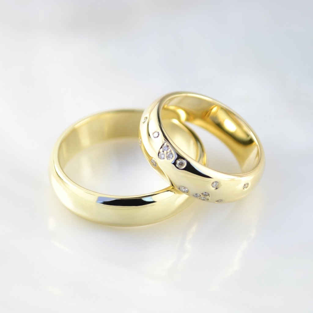 Обручальные кольца из жёлтого золота с россыпью бриллиантов в женском кольце (Вес пары 13 гр.)