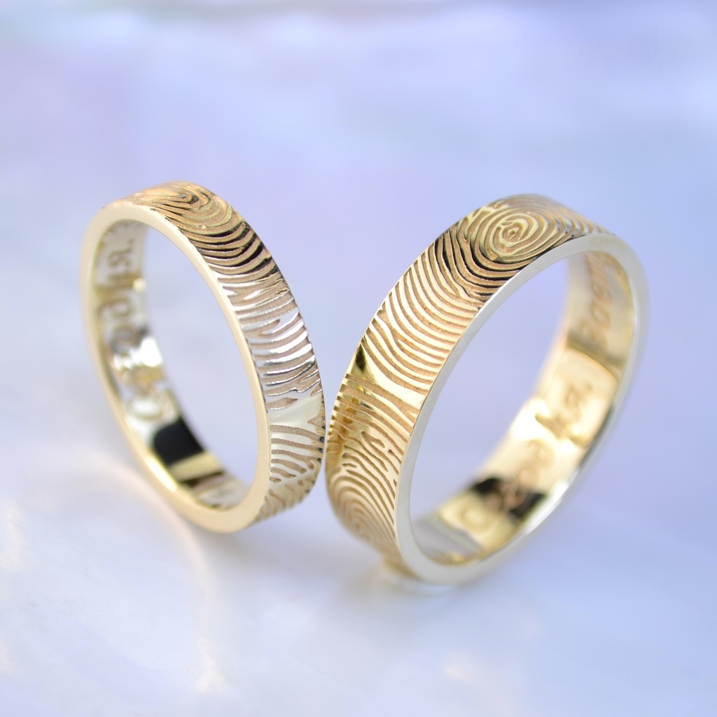 Обручальные кольца из жёлтого золота с отпечатками пальцев и гравировкой (Вес пары 9 гр.)