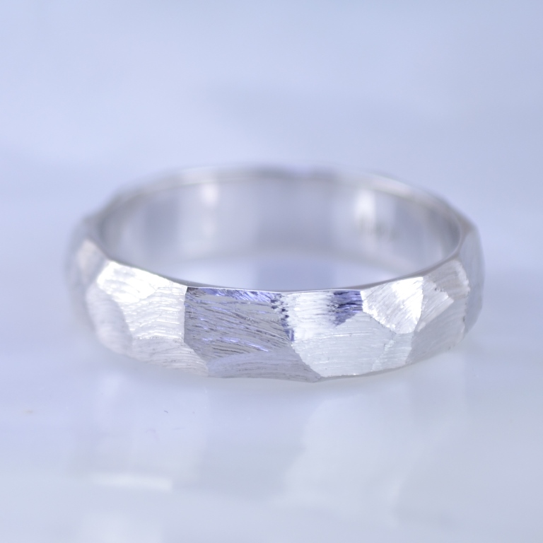 Стильное кольцо из белого золота с грубой поверхностью обработанной резцом (Вес: 4,5 гр.)