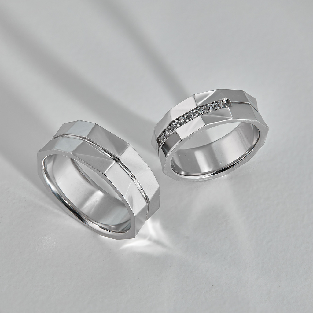 Гранёные обручальные кольца из белого золота с бриллиантами в женском кольце (Вес пары 13 гр.)