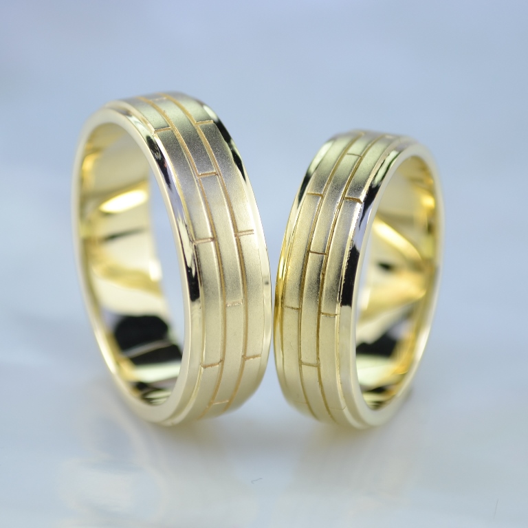 Матовые парные обручальные кольца из жёлтого золота в виде кирпичиков (Вес пары: 15 гр.)
