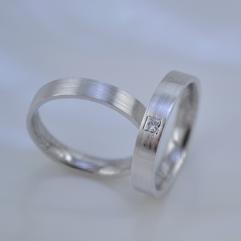 Шершавые обручальные кольца с отпечатками пальцев внутри и бриллиантом принцесса из платины (Вес пары: 15 гр.)