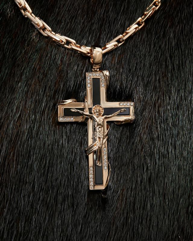 Золотой нательный крест с бриллиантами и ониксом
