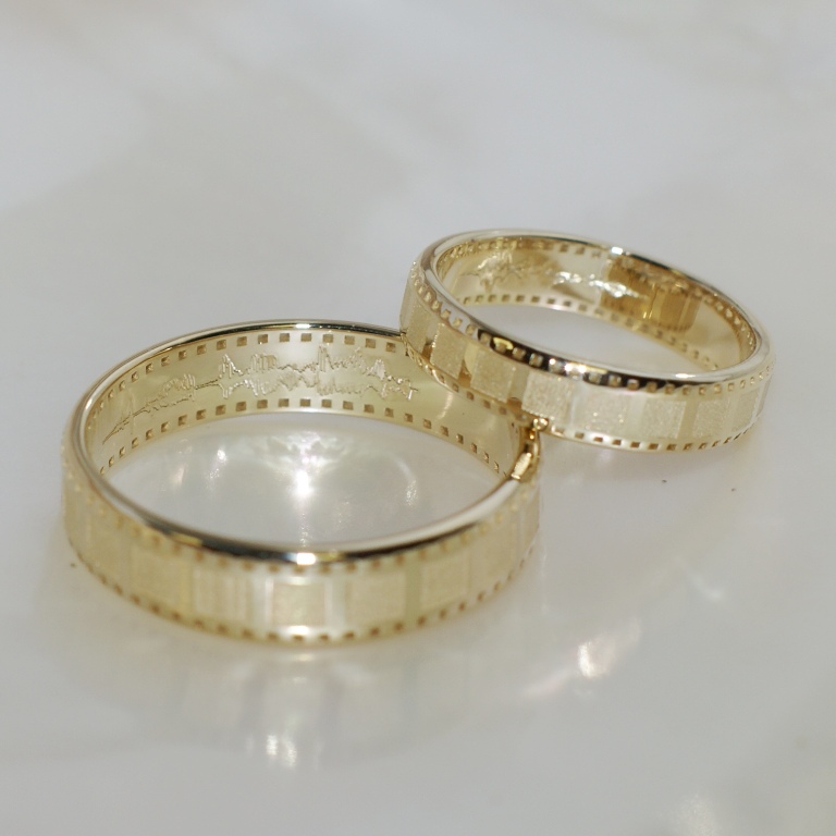 Ювелирная мастерская Nota-Gold изготовила на заказ обручальные кольца из желтого золота.