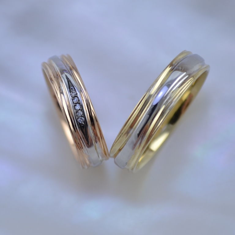 Изящные многоцветные обручальные кольца с бриллиантами (Вес пары: 12 гр.)