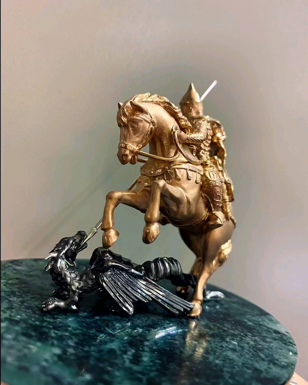 Золотая статуэтка Георгий Победоносец и серебряный змей на подставке из змеевика