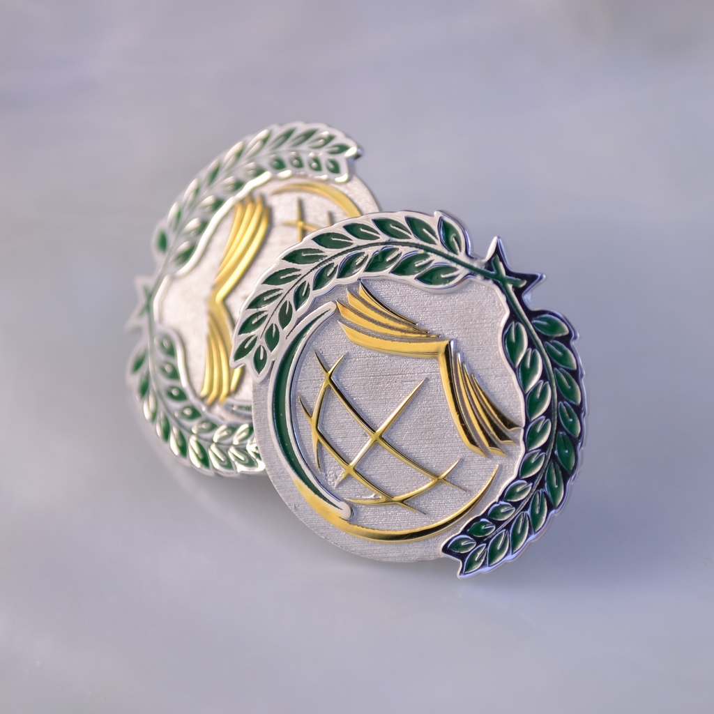 Золотой нагрудный значок из белого золота с логотипом компании и эмалью (Вес: 4 гр.)
