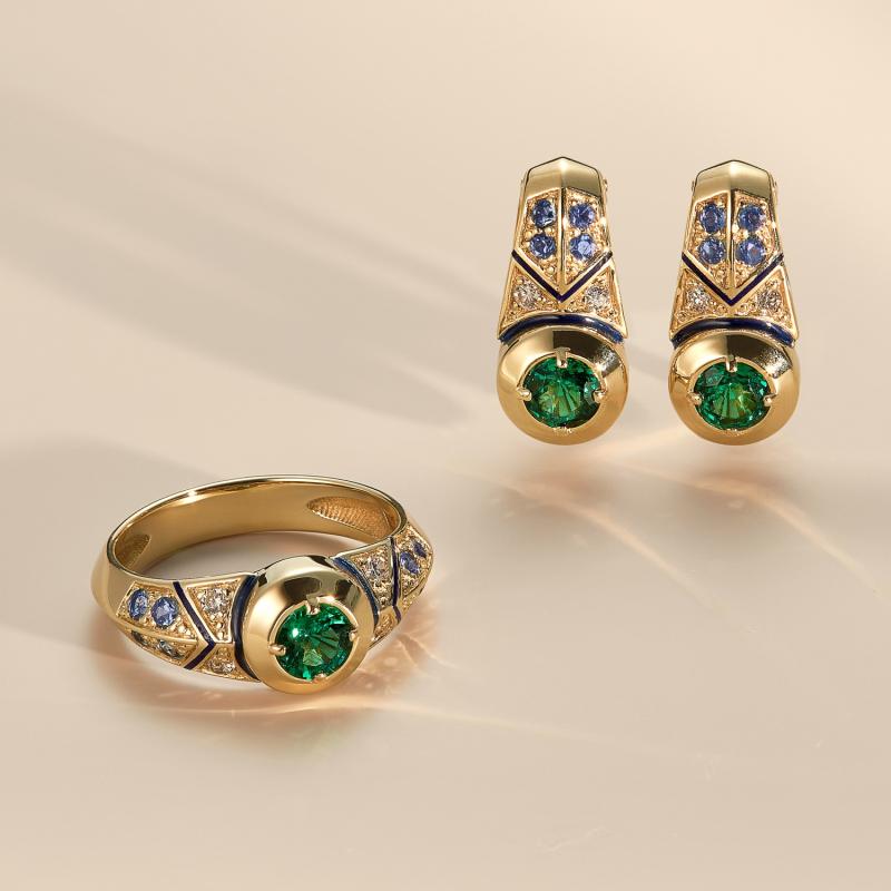Комплект женских ювелирных украшений из золота с драгоценными камнями