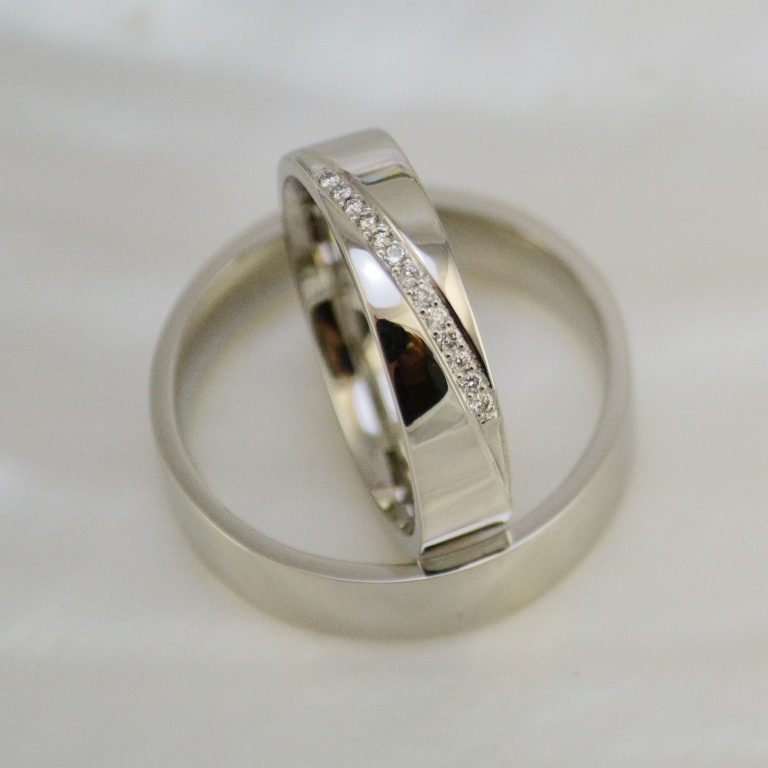 Обручальные кольца из белого золота с дорожкой из бриллиантов (Вес пары: 14 гр.)