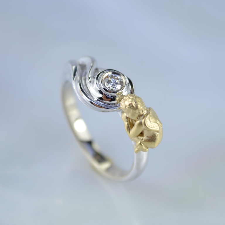 Кольцо со спящим ребёнком из золота 585 пробы с бриллиантом (Вес: 5 гр.)