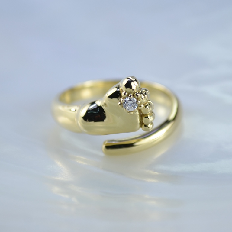 Кольцо в виде ножки ребёнка из глянцевого жёлтого золота 585 пробы с фианитом (Вес: 6 гр.)