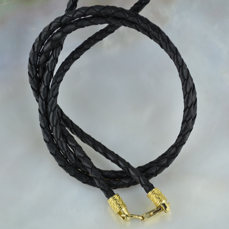 Плетёный кожаный шнурок гайтан с золотой застёжкой и концевиками (Вес: 4,5 гр.)