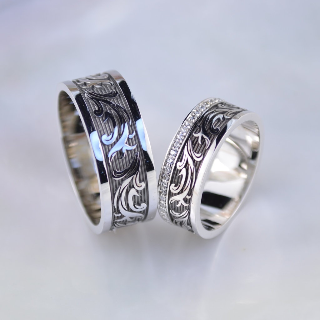 Обручальные кольца из белого золота с чернением и бриллиантами (Вес пары: 13,5 гр.)